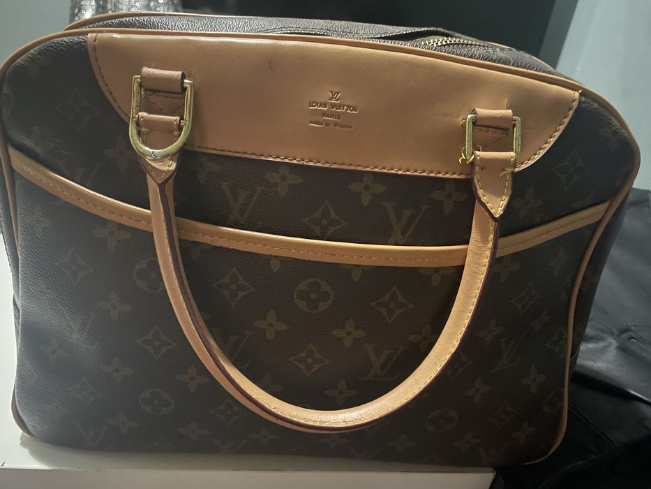 Mala LOUIS VUITTON cmo nova. Usada pouquissimas vezes. Otino estado