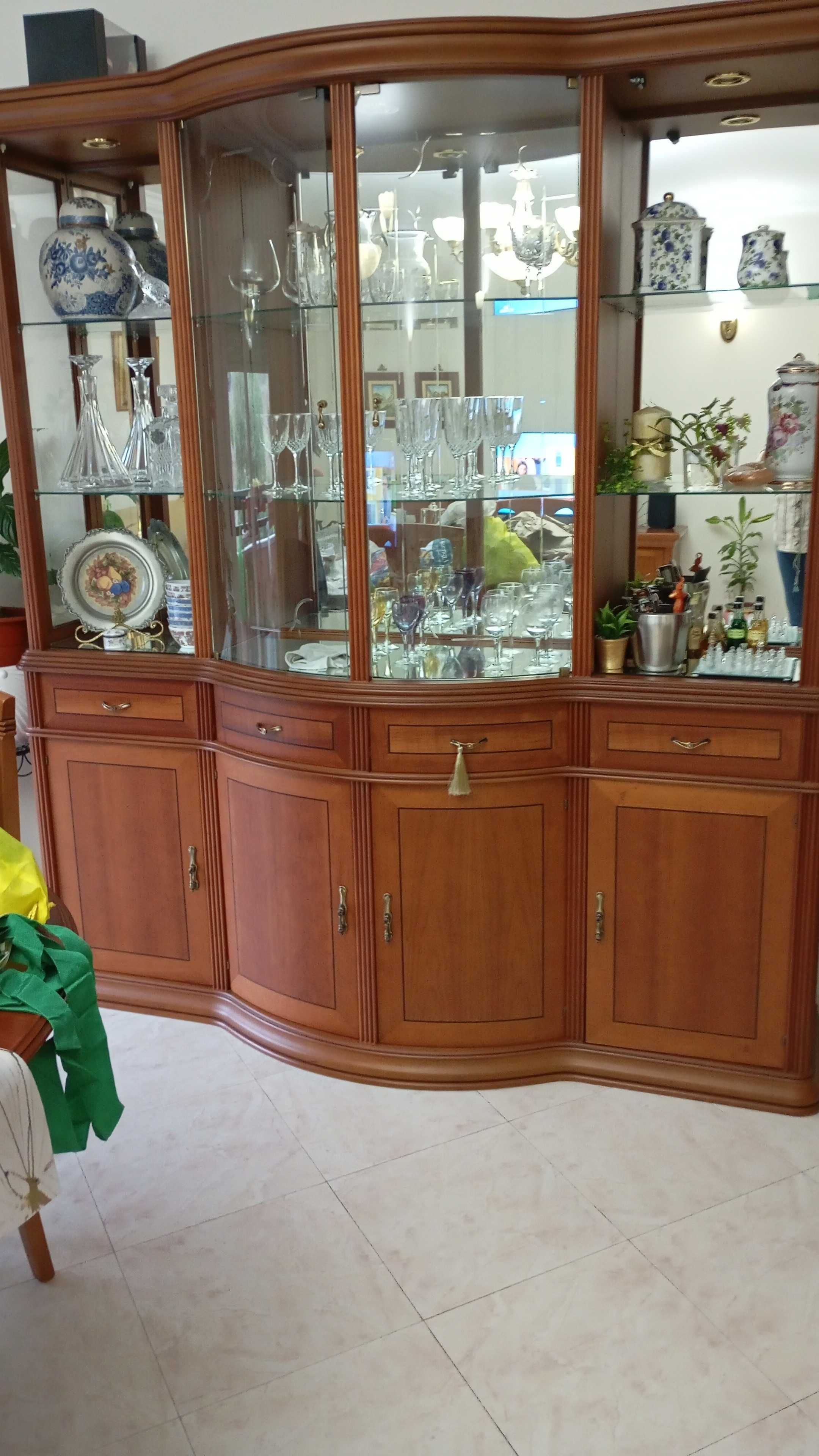 Móvel de sala com cristaleira