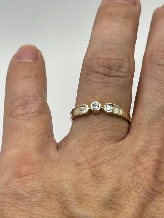 Złoty pierścionek z brylantami rozmiar 18