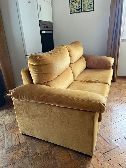 Sofá aveludado laranja (Dois Lugares)