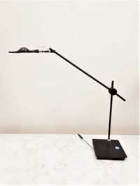 Minimalistyczna stalowa lampka na biurko