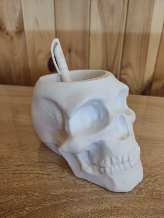 Стакан для канцелярії у вигляді черепа.