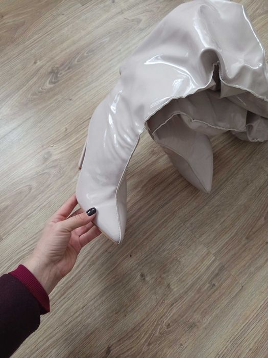 Чудові лакові високі сапоги