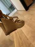 Brazowe sandaly prima moda na koturnie