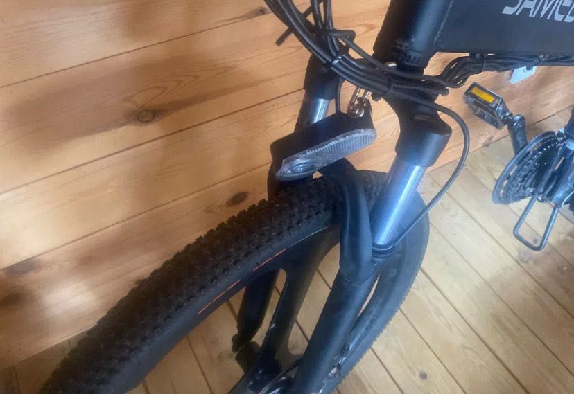 Bicicleta elétrica samebike muito desgastada
