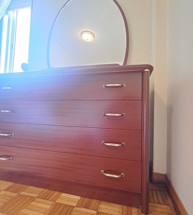 Cómoda de muito boa qualidade com Espelho