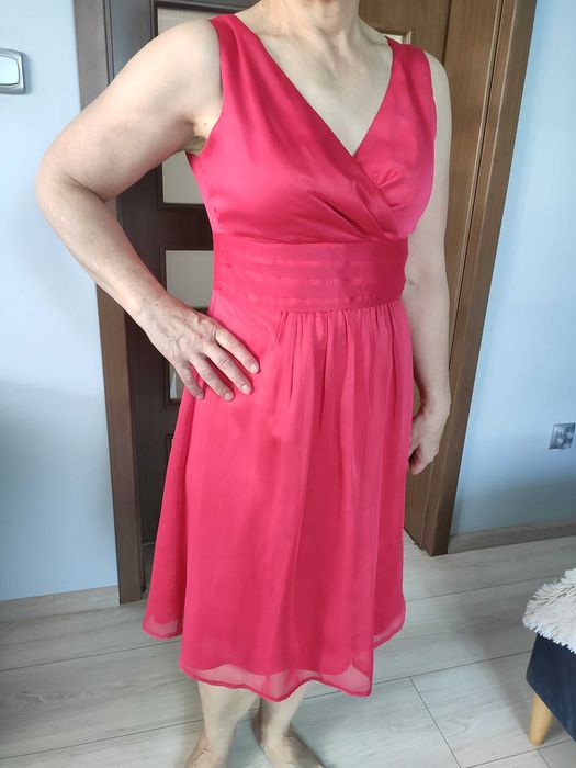 Malinowa zwiewna koktajlowa sukienka