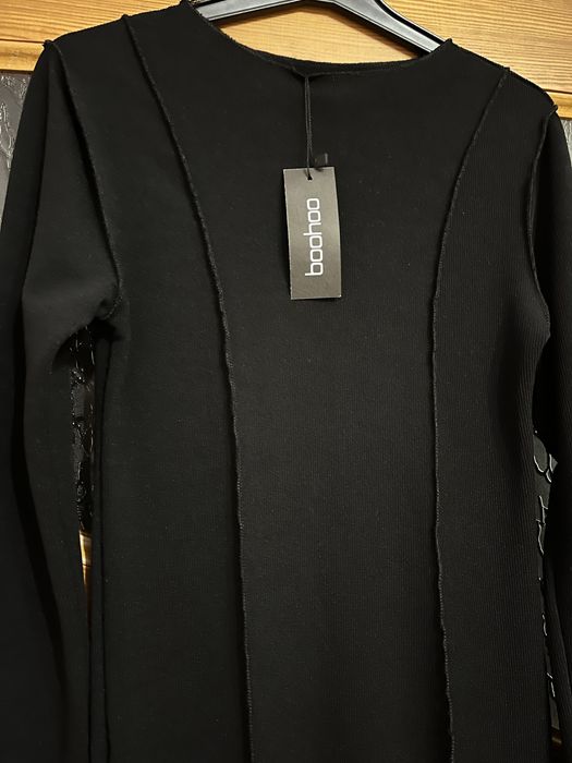 Чорне приталене плаття в рубчик бренду Boohoo, розмір xs,34-36