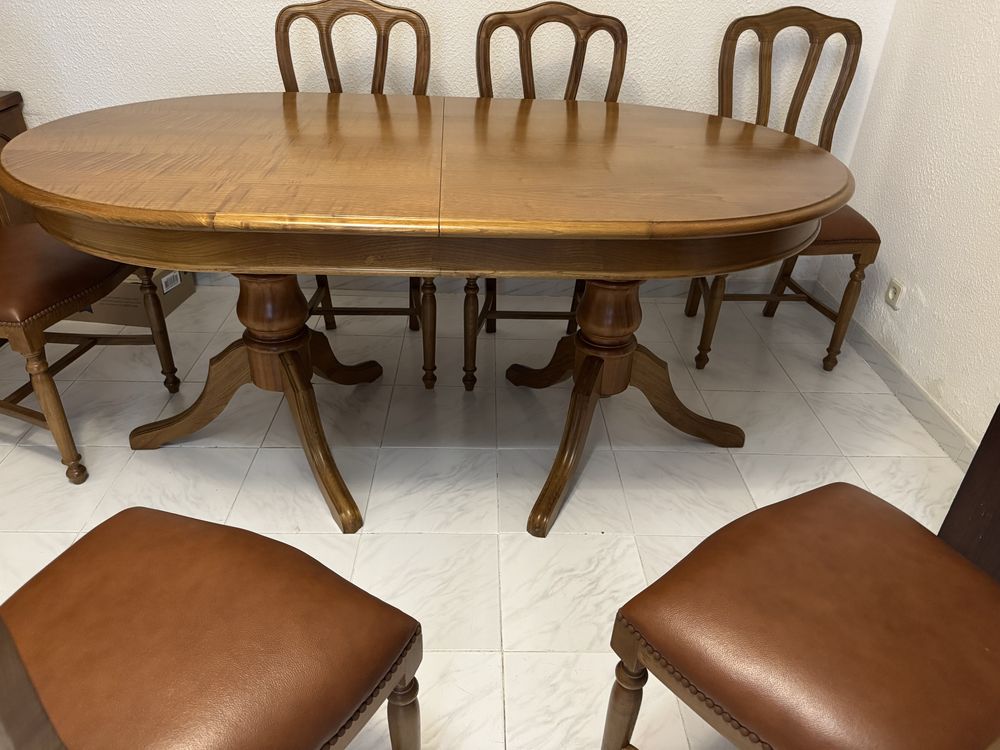 Mesa em madeira maciça com 6 cadeiras