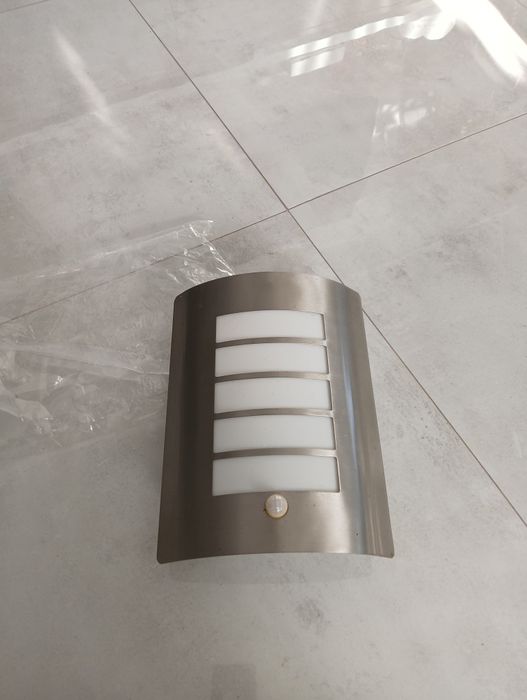 Lampa zewnętrzna z czujnikiem ruchu