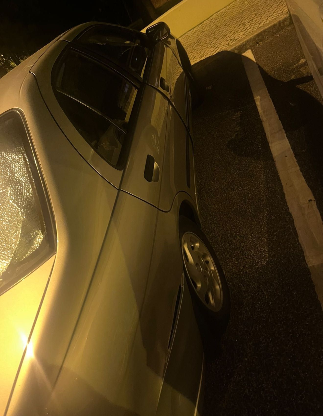 Carro Almera em bom estado.