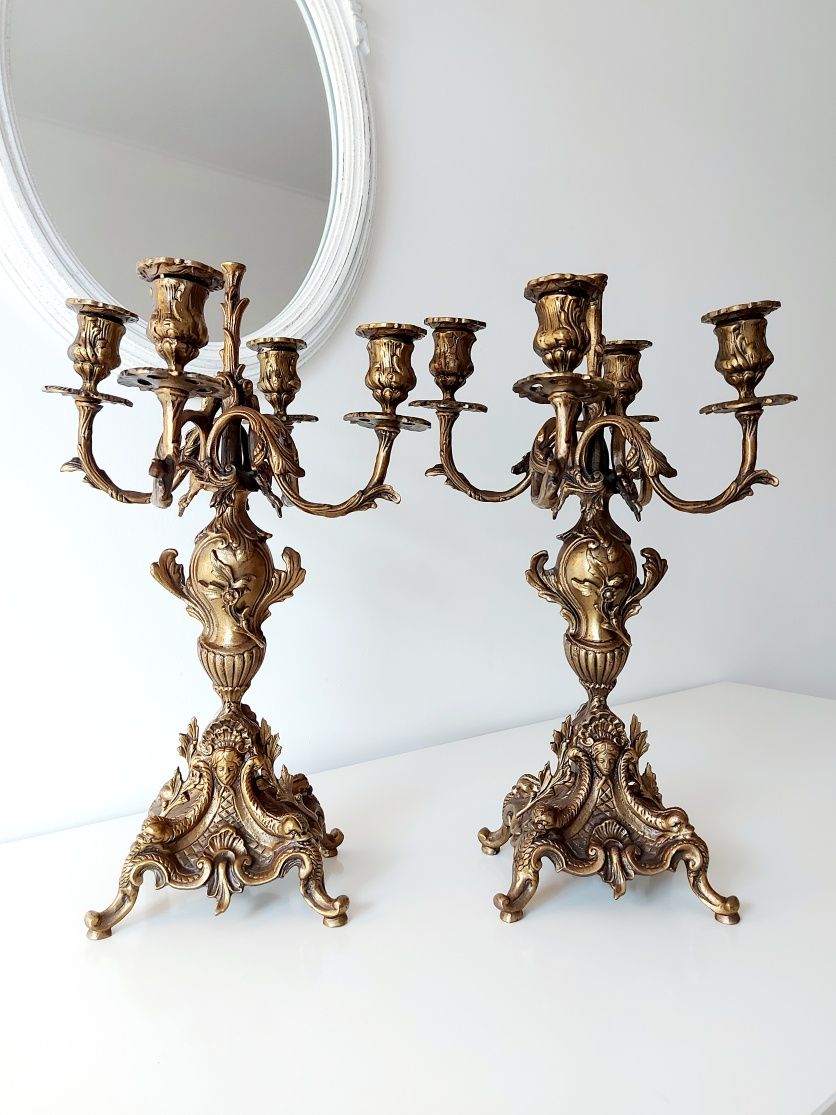 Par de candelabros com 4 lumes ao estilo Luís XV em latão Castiçal