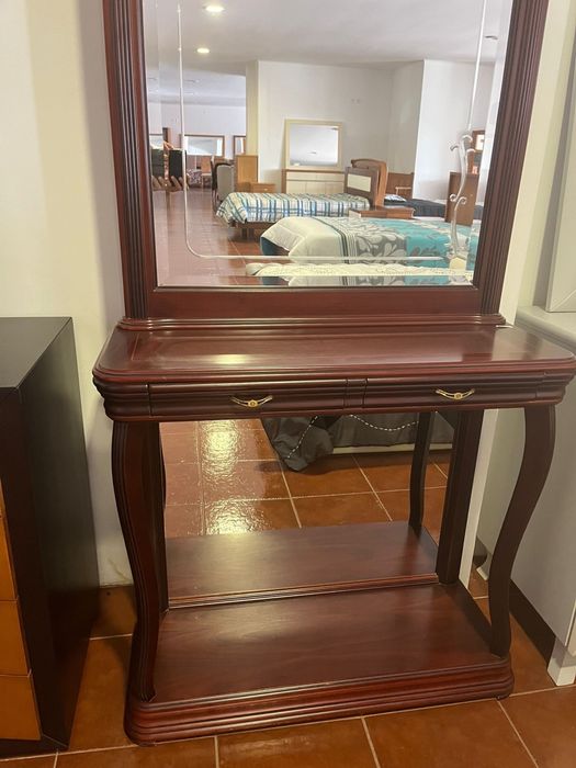 Aparador com espelho corpo inteiro