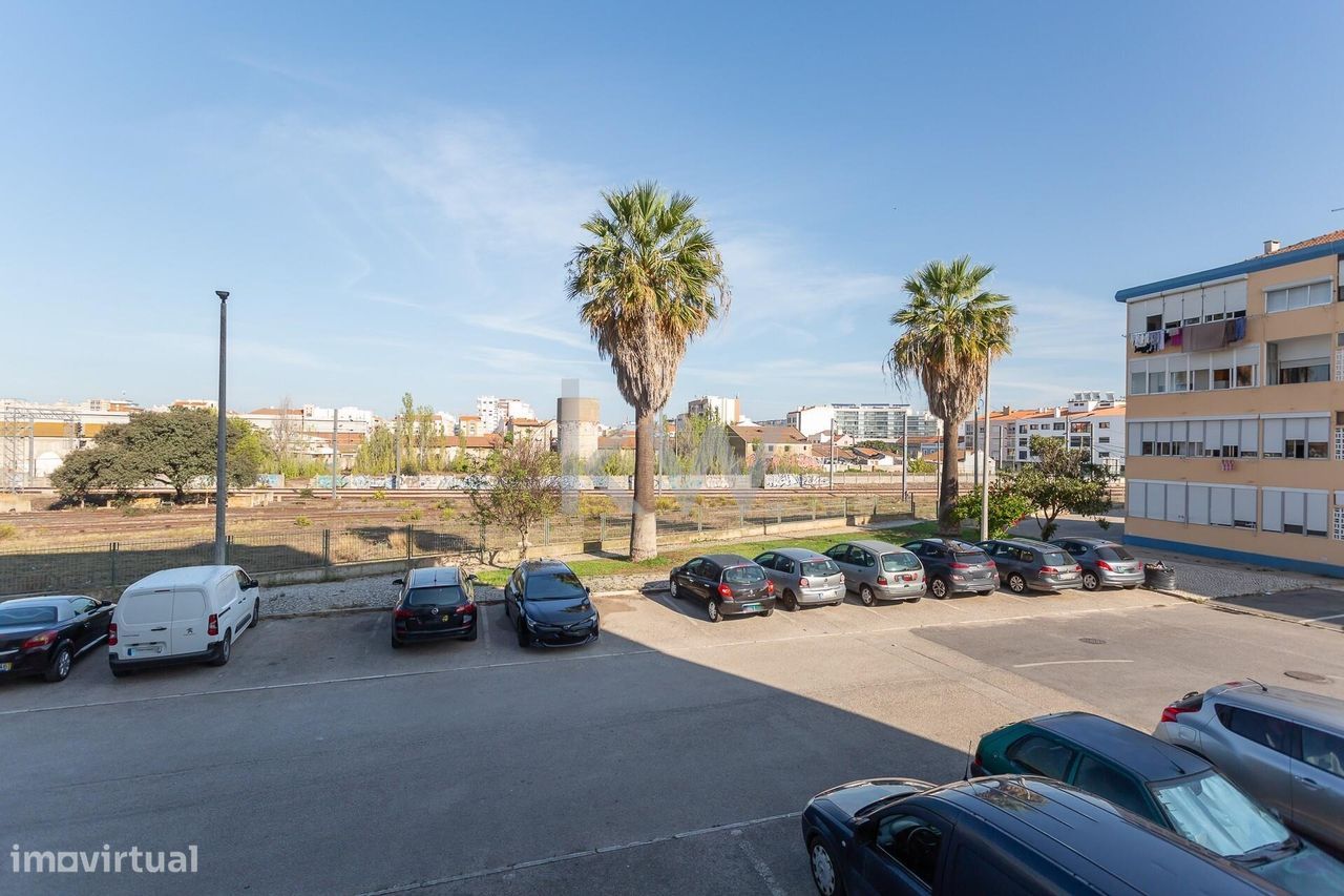 Espaço comercial de 70 m2 em Verderena, Barreiro – Disponível para ven