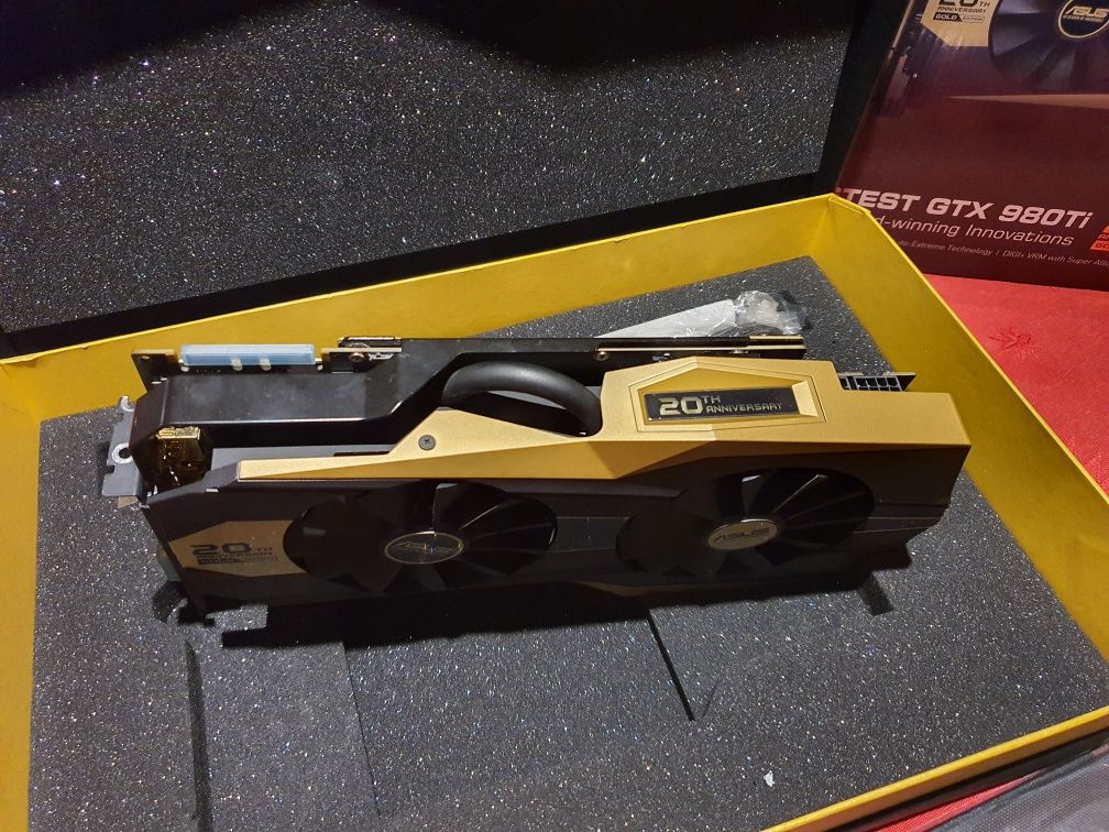 Gráfica GTX 980 Ti 20⁰ aniversário Asus - Gold Edition