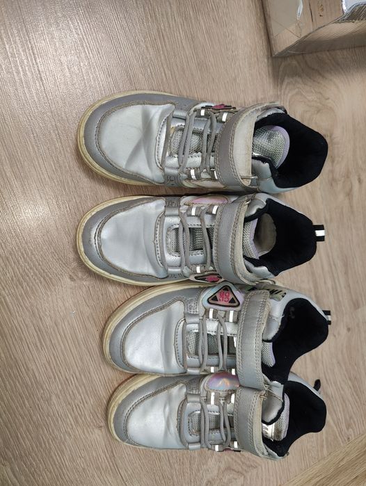 Кросівки для двійні