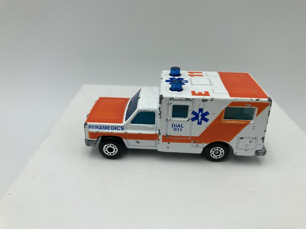 Matchbox 1977 Chevy Ambulance White & Orange karetka