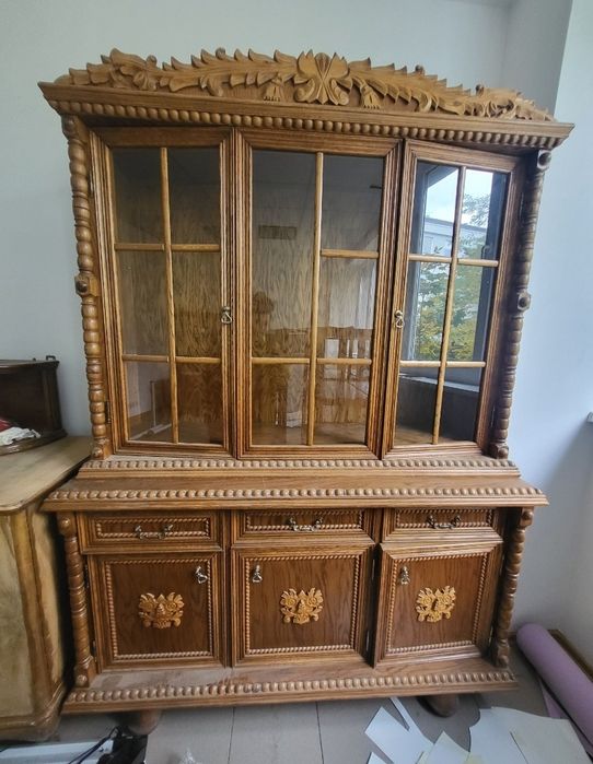 Zabytkowa drewniana witryna, komoda