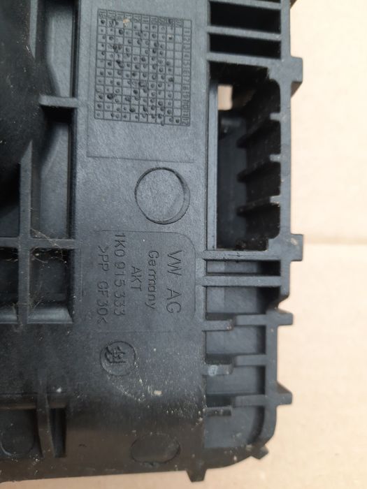 VW  Caddy 19r Podstawa Akumulatora