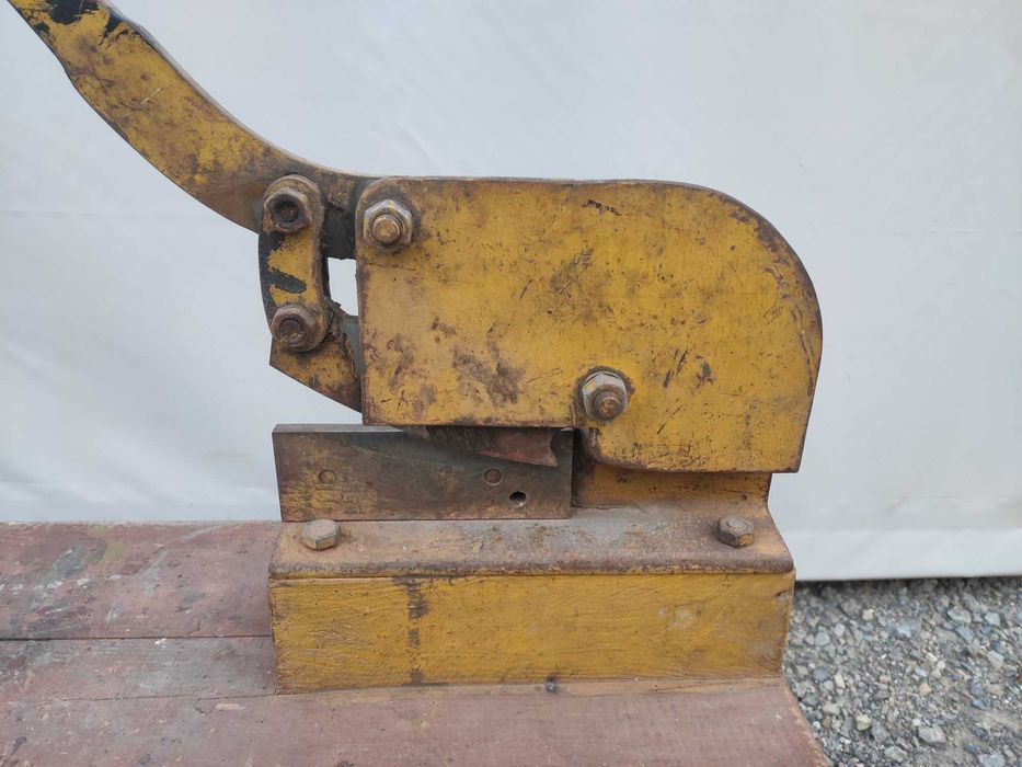 Nożyce stołowe gilotynowe do blachy.