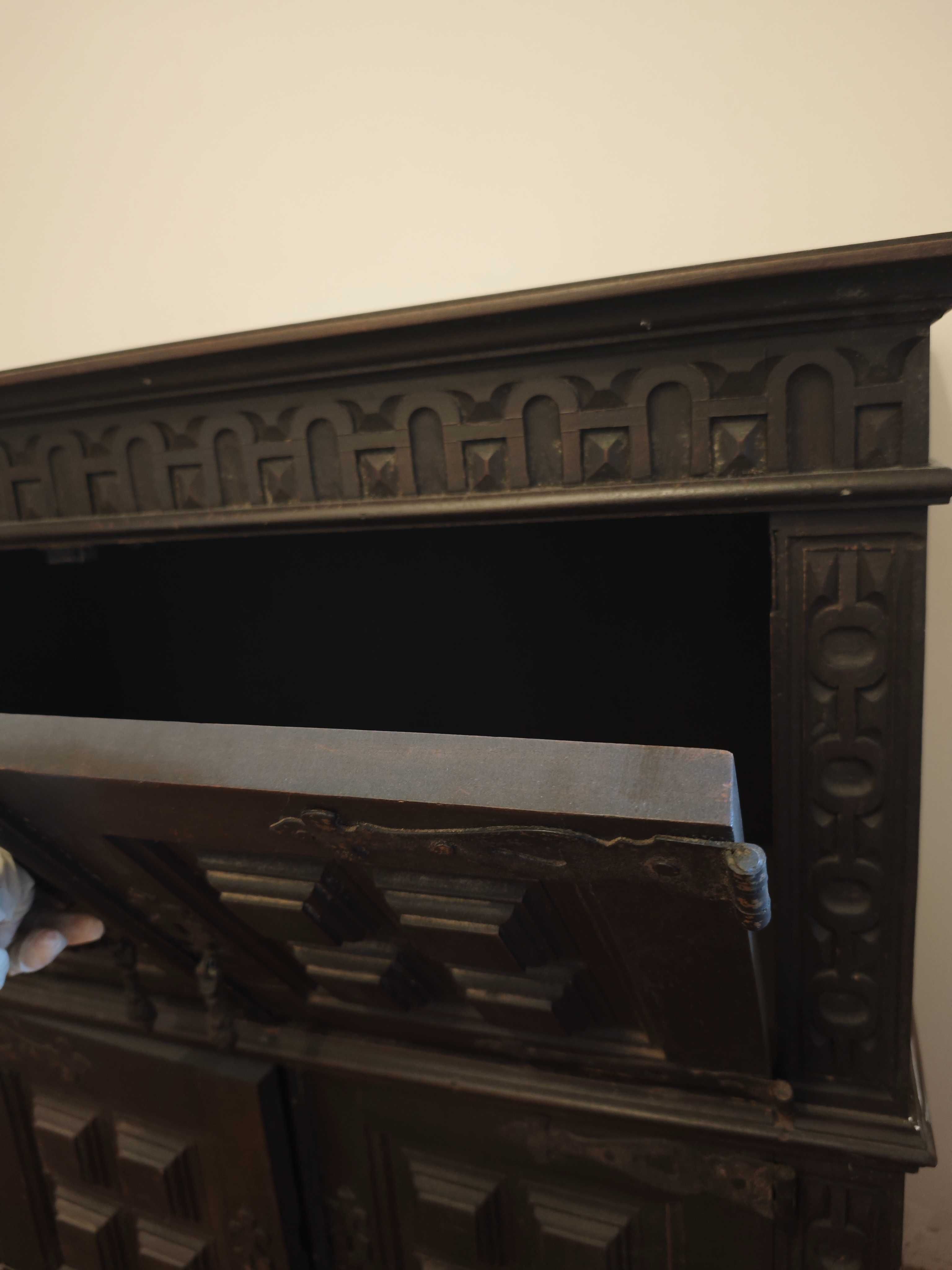 Armário antigo em madeira maciça com entalhes decorativos – vintage