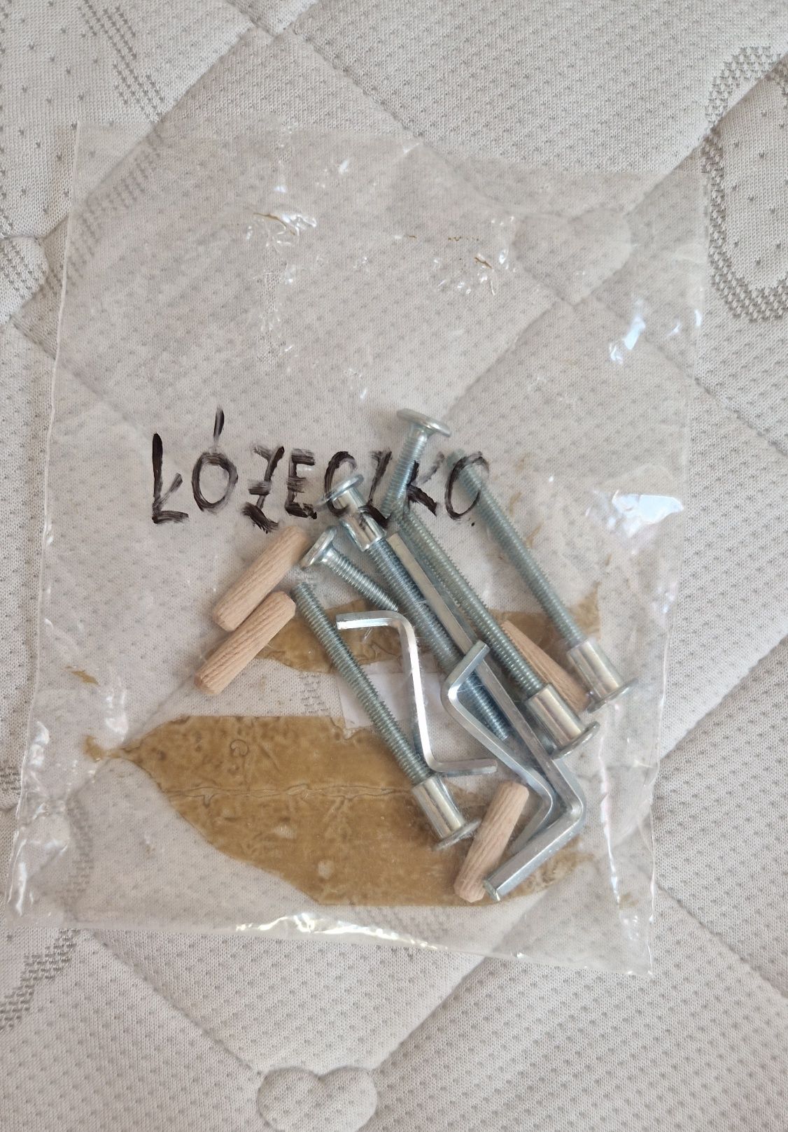 Łóżeczko dzieciece z materacem