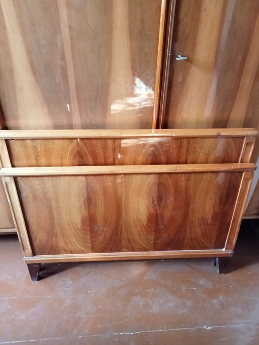 Кровать деревянная