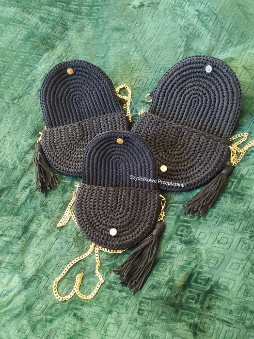 Torebka wykonana ze sznurka poliestrowego płaskiego na szydełku
