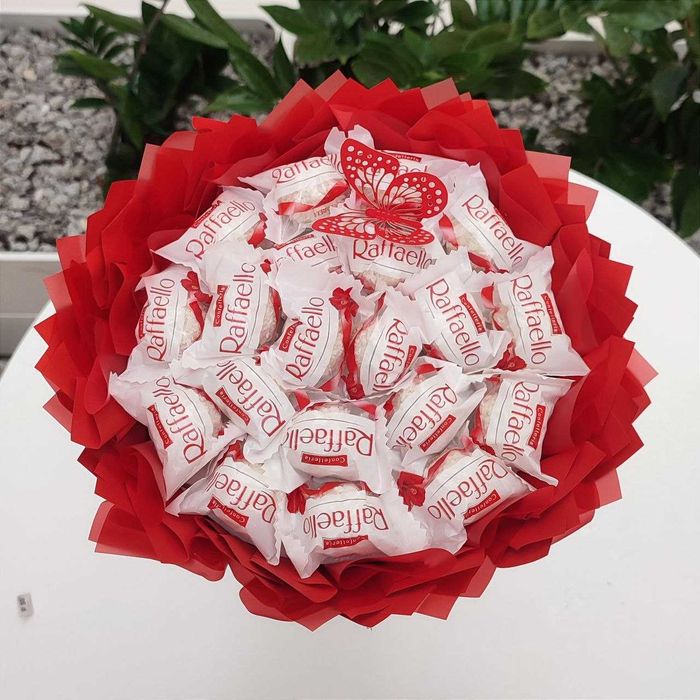 Słodki jadalny bukiet z cukierkami Raffaello (średnica 20 cm) (1)