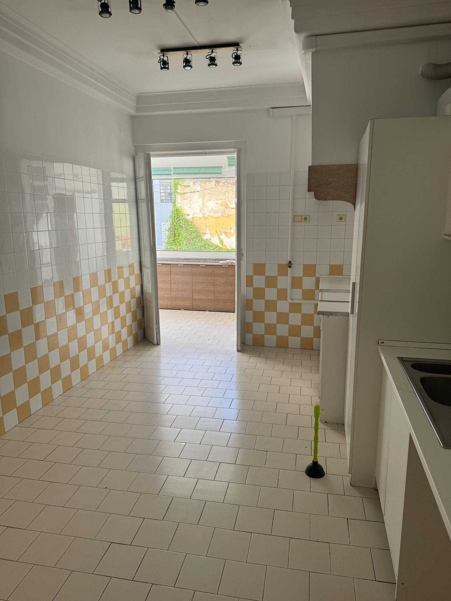 Para Escritorio ou Habitacao: Apartamento T09 na Rua Castilho