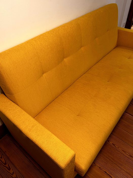 Sofá Cama Amarelo com 2,17cm de comprimento