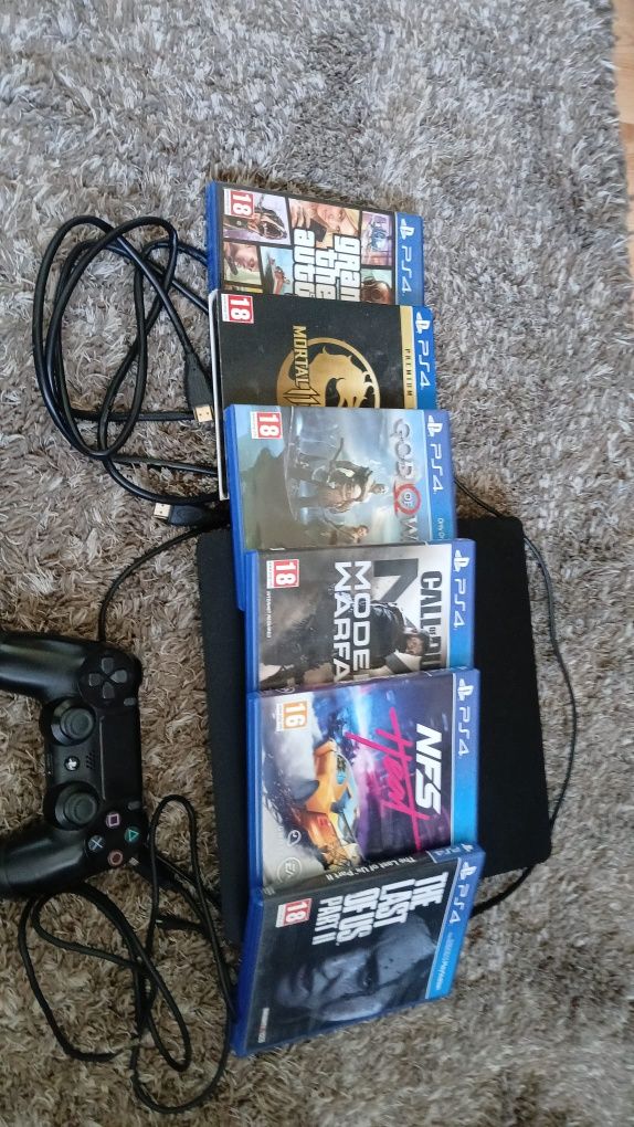 PlayStation 4 (PS4) z padem i 6 grami oraz całym okablowaniem