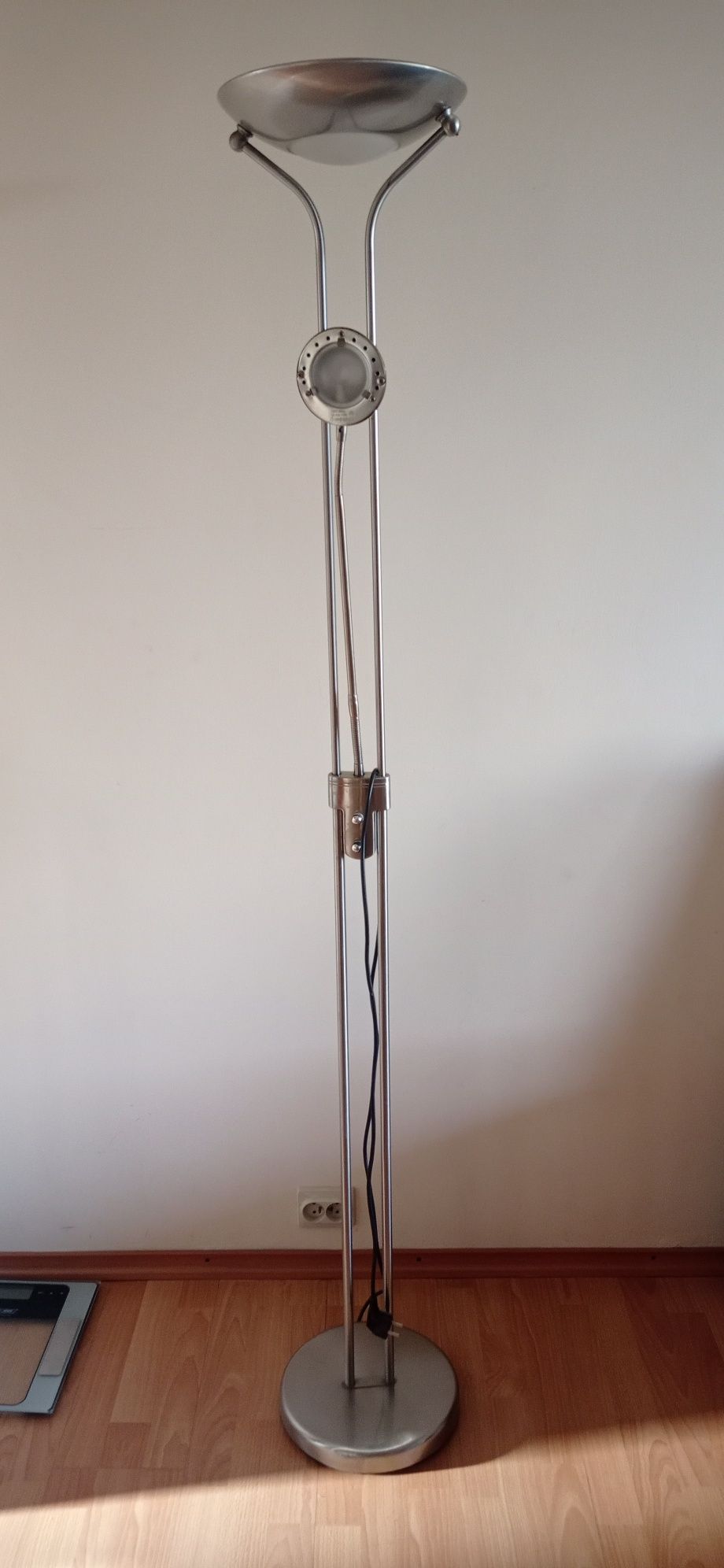 Lampa spojąca podłogowa