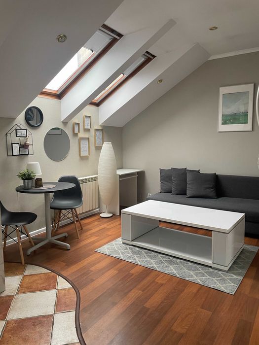 Przytulna kawalerka na wynajem z magazynkiem oraz miejscem postojowym