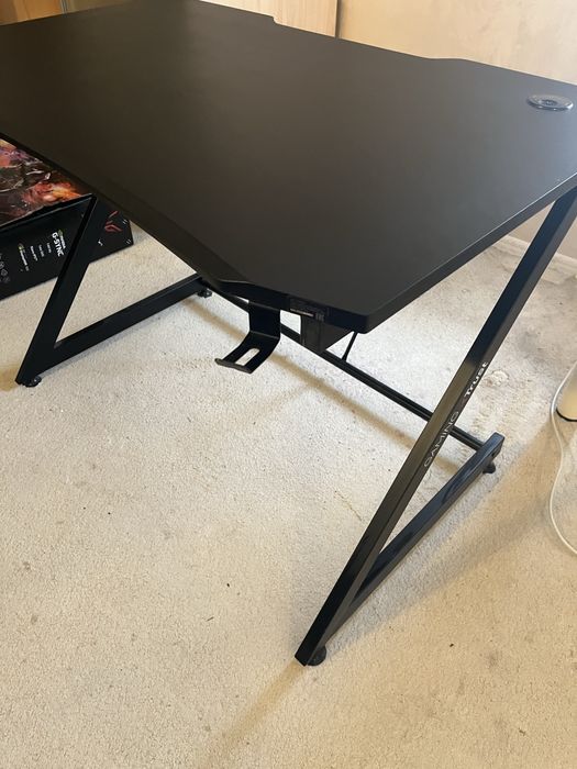 Комп’ютерний,геймерський стіл Trust GXT 711X , стан новий