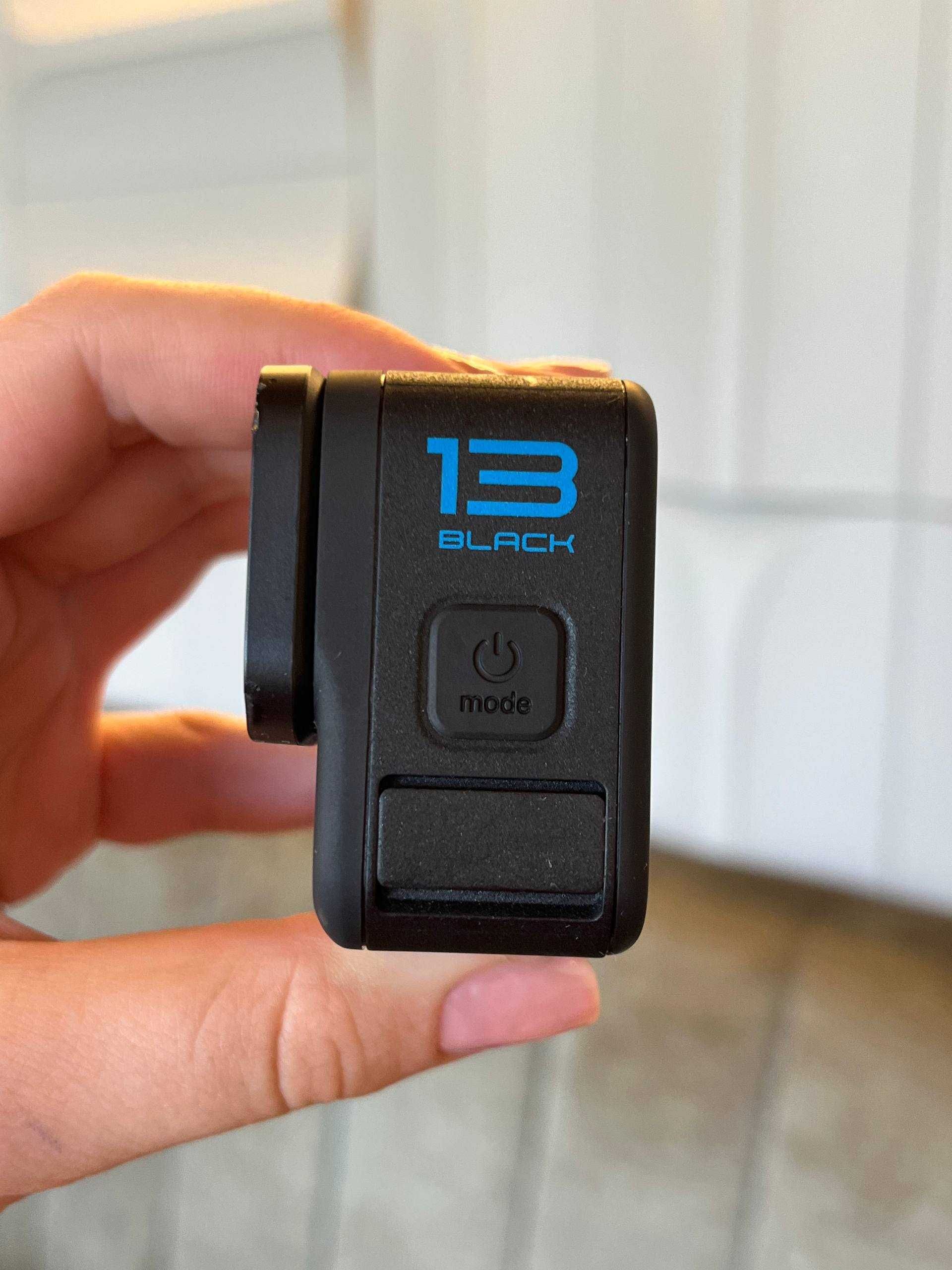 Екшн-камера GoPro Hero 13 з двома акумуляторами.
