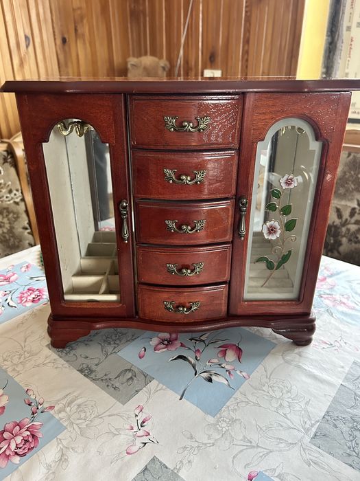 drewniana szkatułka na biżuterię w kolorze mahoniowym