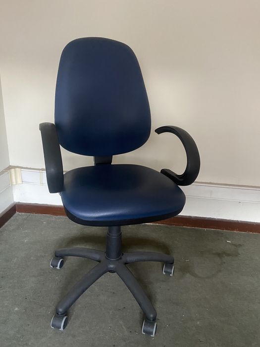 Cadeira de secretaria rotativa nova