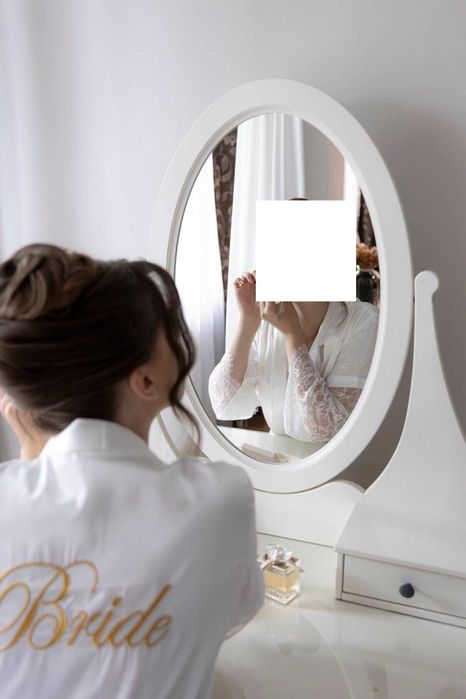 Szlafrok z wyszywanym napisem Bride i pasująca biała piżamka