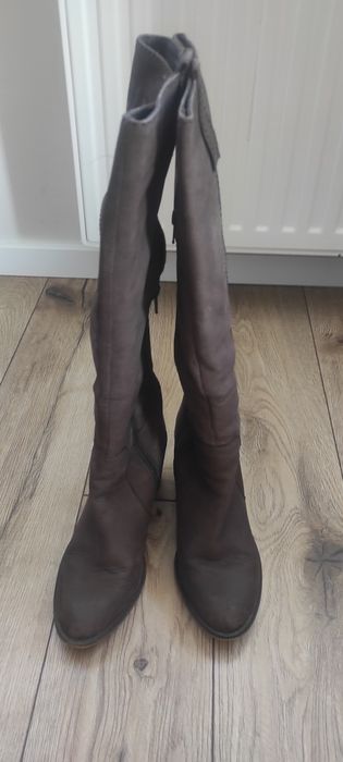 Brązowe długie kozaki damskie.