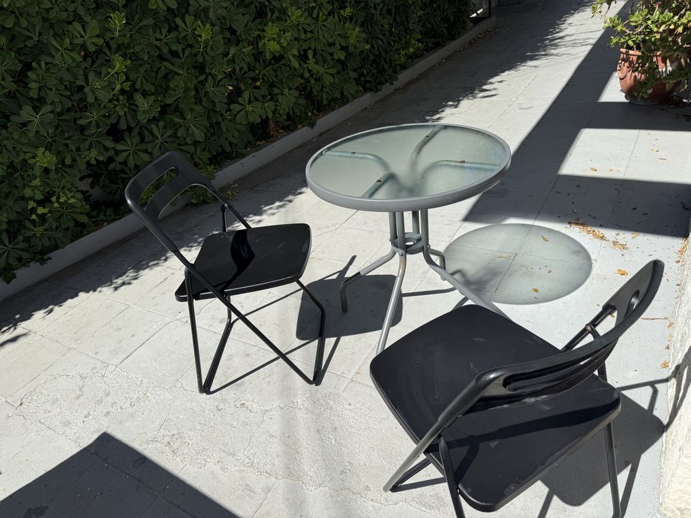 Mesa e cadeiras de jardim, bonitas e práticas, em muito bom estado