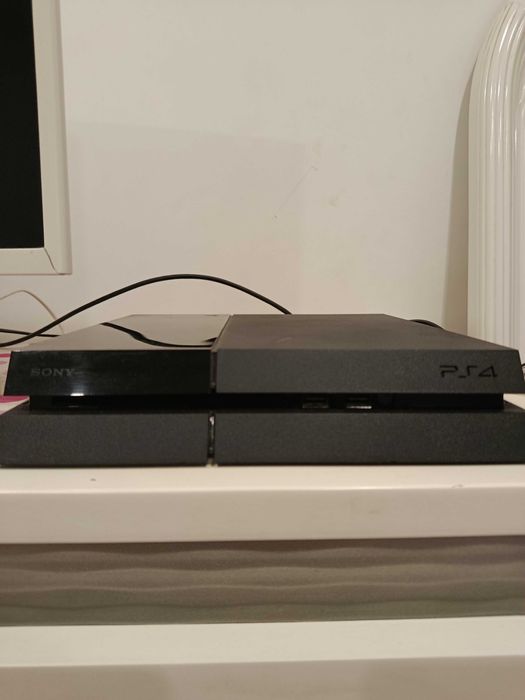 Vendo PS4 semi novo contendo 2 controles e 500GB