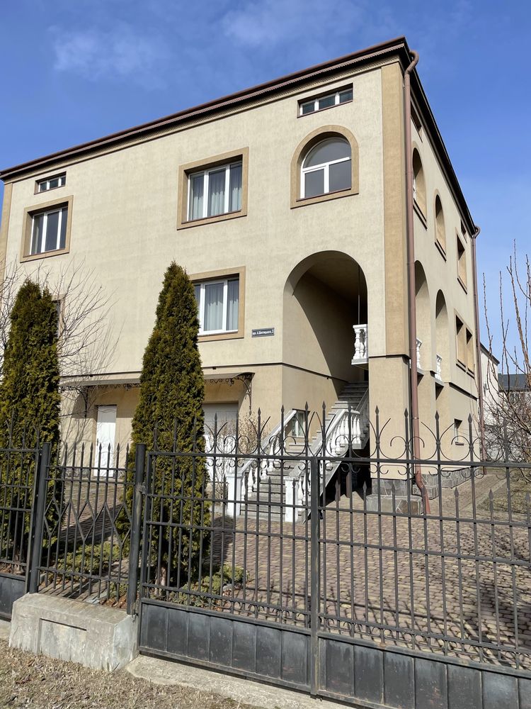 Будинок 400 м кв м Жовква, продаж/довготривала оренда!