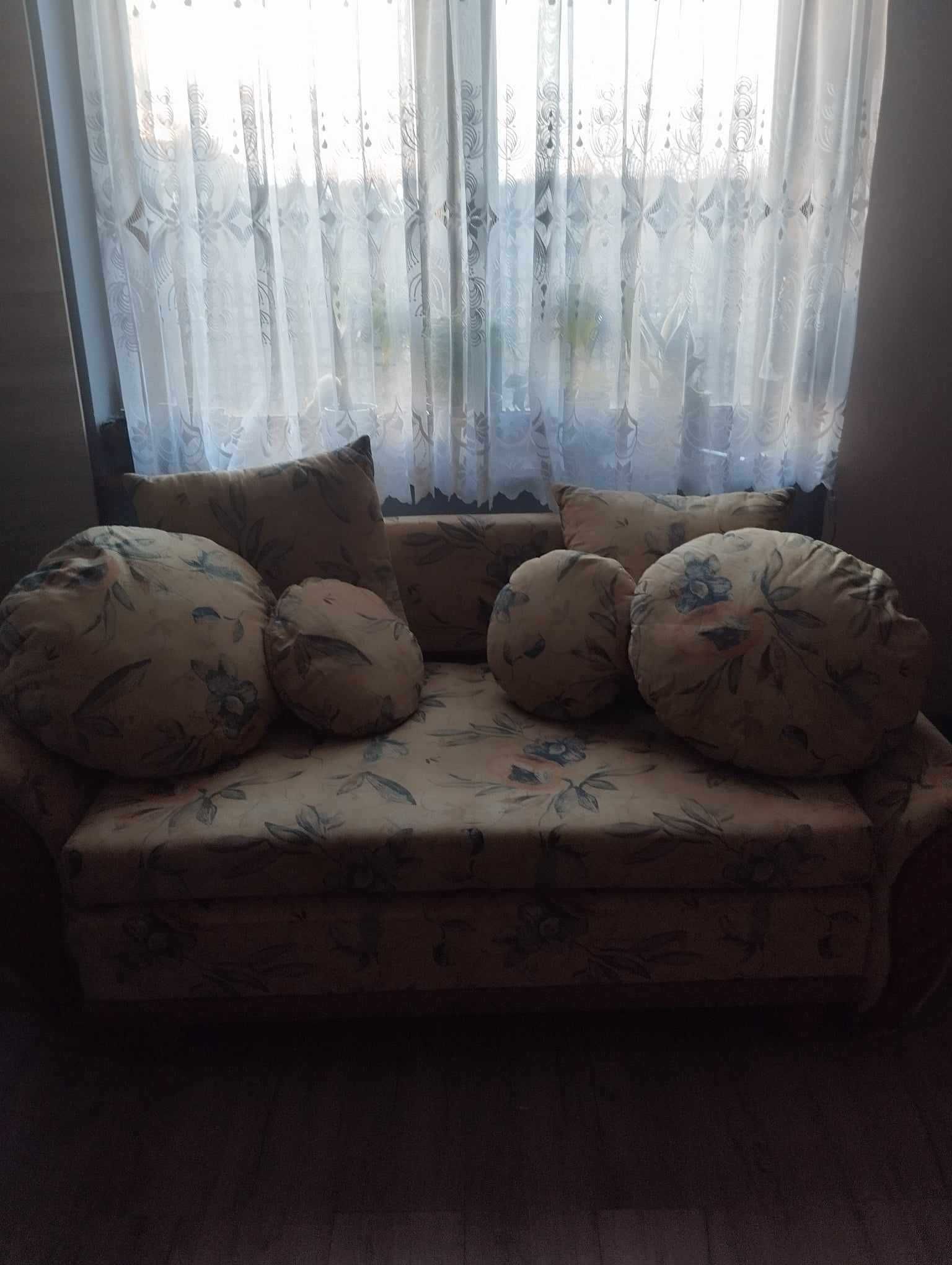 Sofa rozkładana z 6 poduszkami