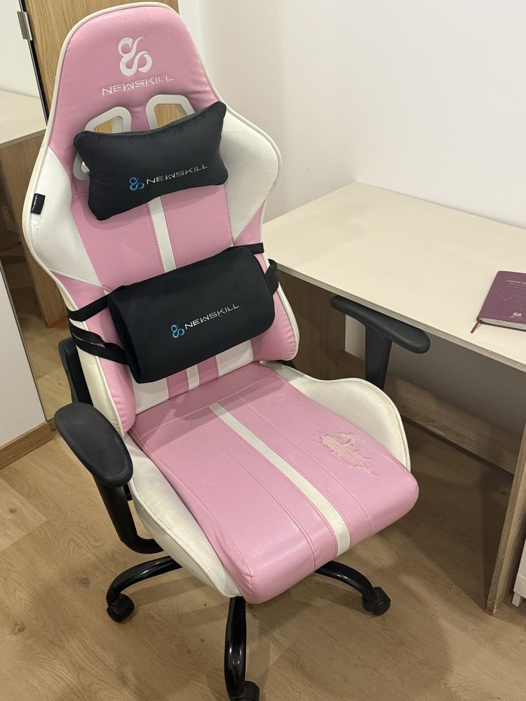 Cadeira gamer rosa e branca com mesa