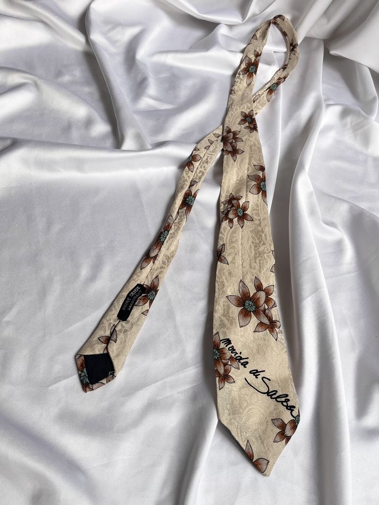 Beżowy krawat w kwiaty jedwabny