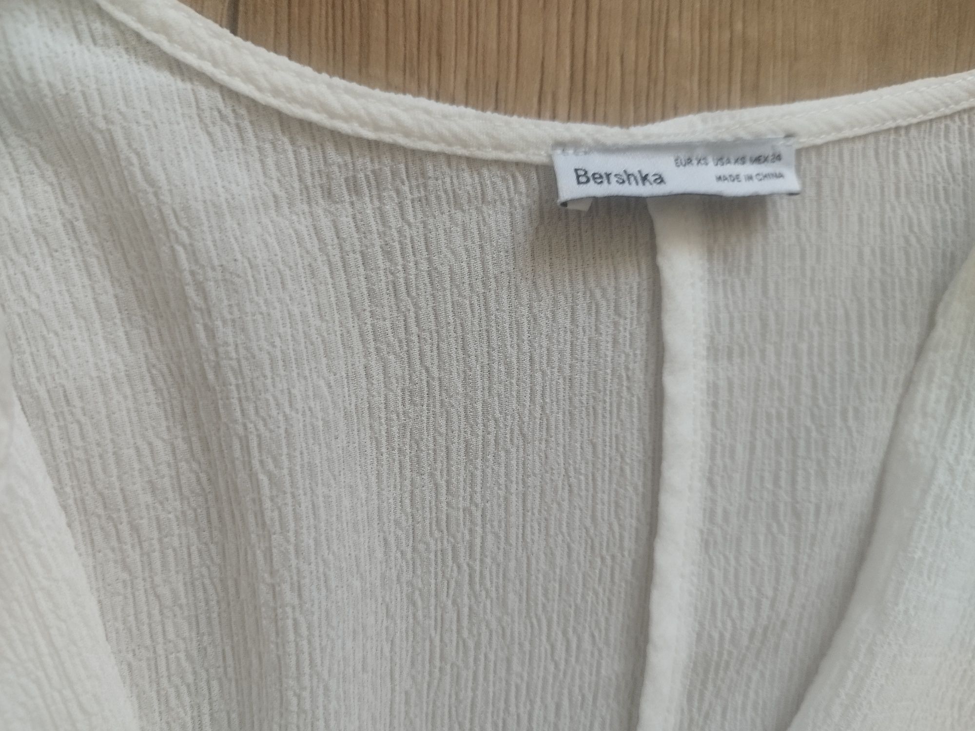 Zwiewny top wiązany Bershka XS