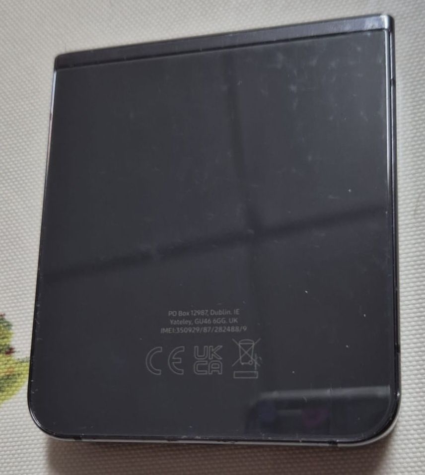 Samsung Galaxy Z Flip 5 e airpods Buds 2