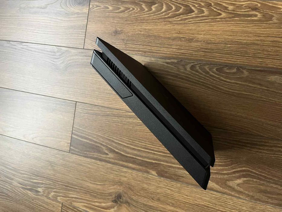 Ps4 500gb stan bardzo dobry w zestawie 2 pady,gry,całe okablowanie