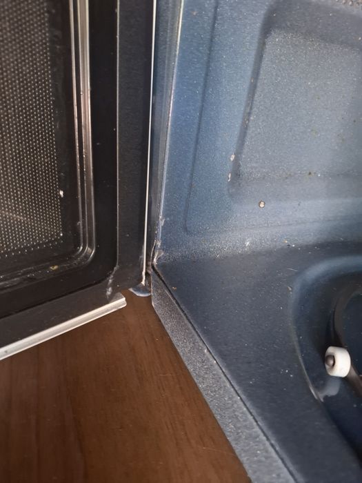 Микроволновка рабочая, нужно чинить дверь